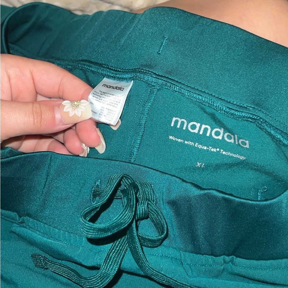 Mandala Hunter Green scrub joggers, size XL.